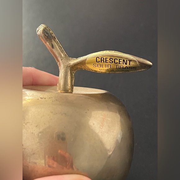 VINTAGE SHINY POLISHED SOLID BRASS APPLE HAND BELL FIGURINE - COOL TEACHER GIFT! - Picture 9 of 11
